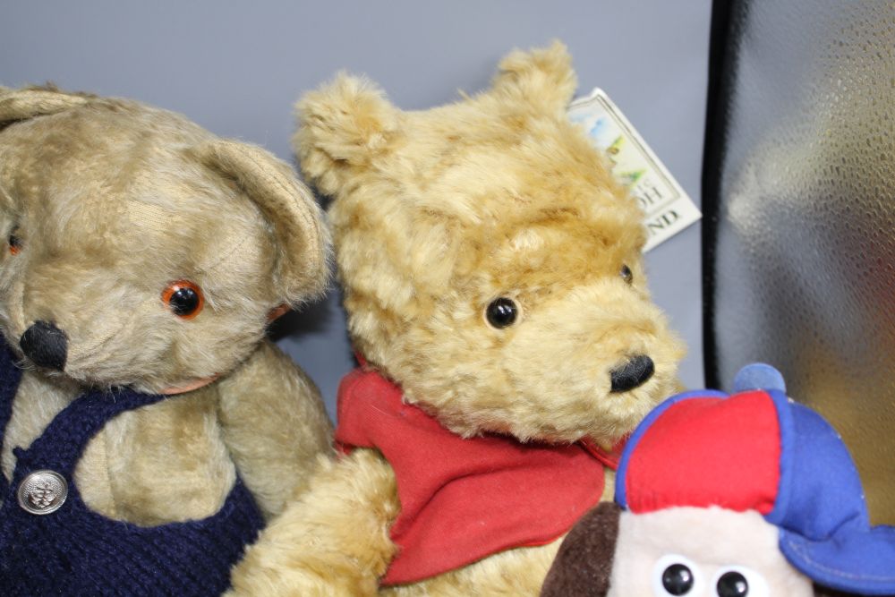 A Baloo pyjama case, a Schoolboy Scout Gromet, a Gund Winnie The Pooh, three small Paddingtons and a bear